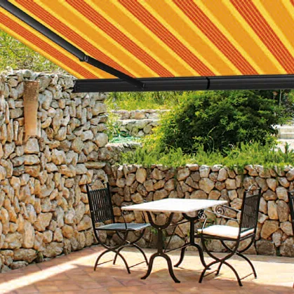 Terrasse mit ausgefahrener, gelb-orange gestreifter Markise