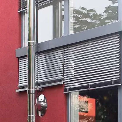 Einfamilienhaus mit neuen Fenstern und Raffstores
