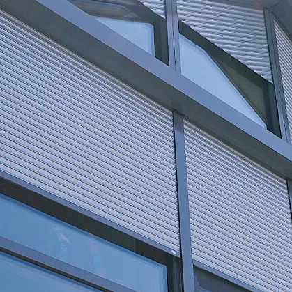 Hausfassade mit modernen Rollläden